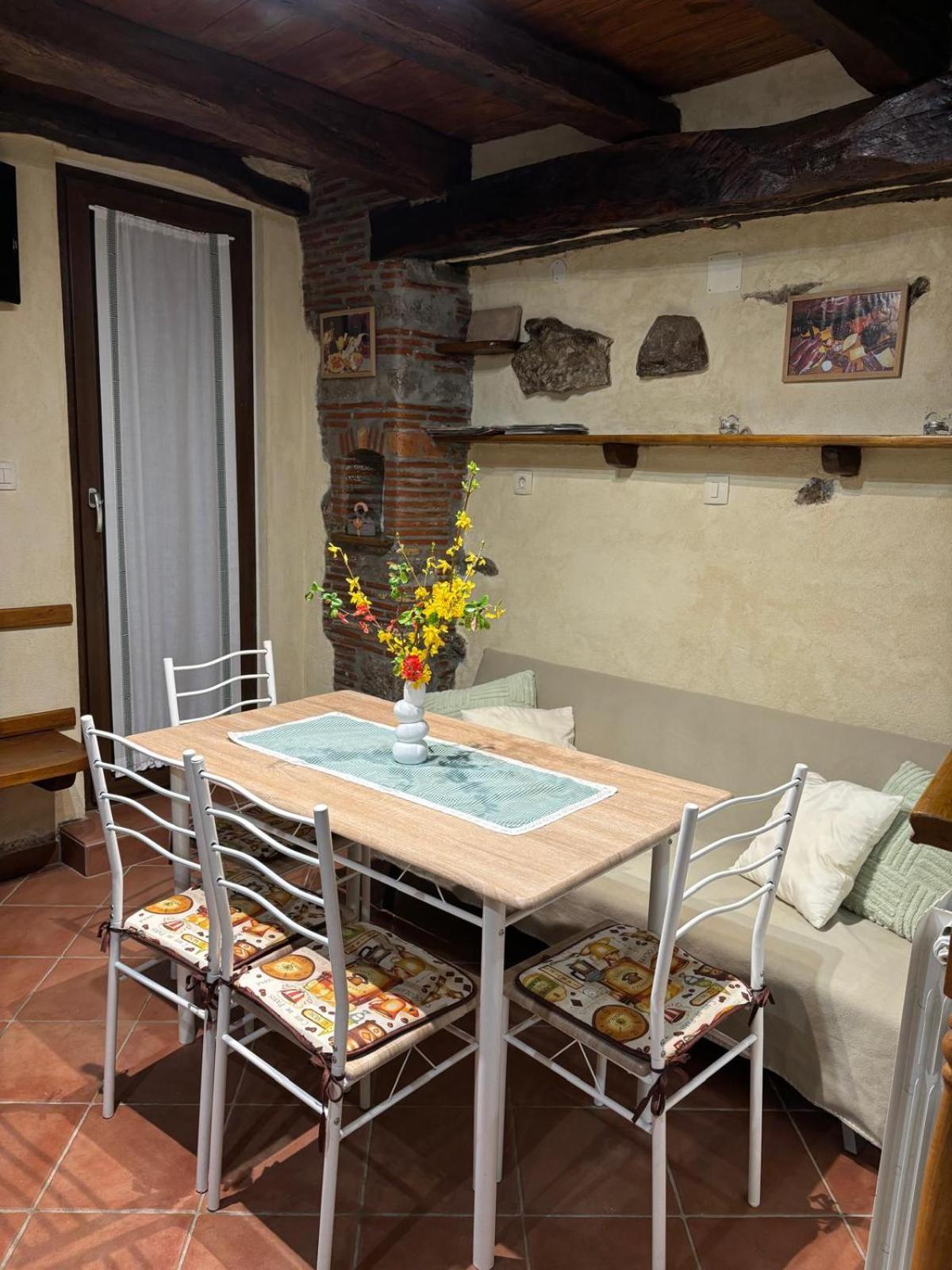 Antonia & Arian Apartment Roč Екстериор снимка