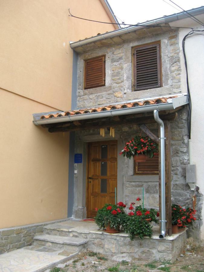 Antonia & Arian Apartment Roč Екстериор снимка