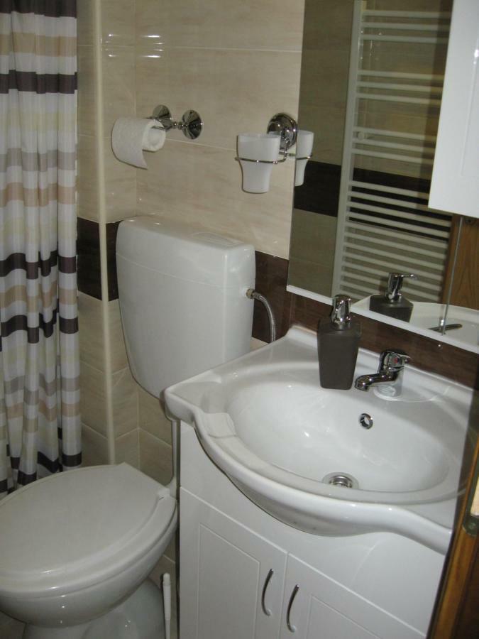 Antonia & Arian Apartment Roč Екстериор снимка