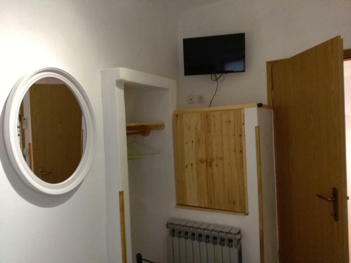 Antonia & Arian Apartment Roč Екстериор снимка